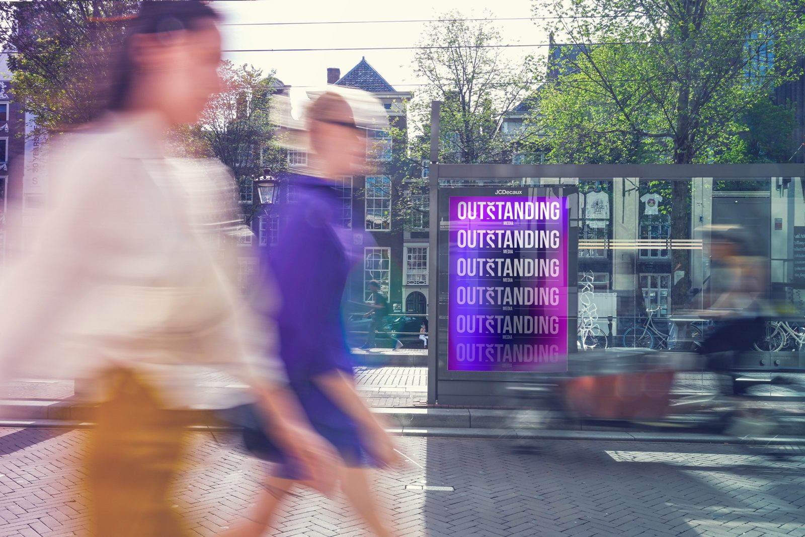 Voetgangers lopen langs een verlichte abri in de stad