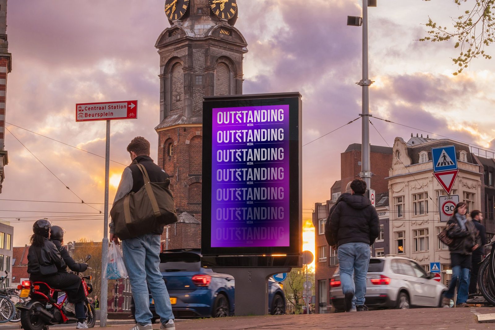 Digitale abri bij de Munttoren in Amsterdam bij zonsondergang, met voetgangers en verkeer ervoor